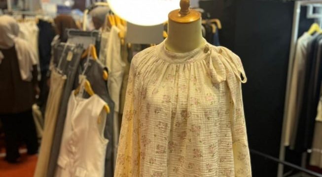 Satu Baju Seribu Gaya: Mengapa Gen Z Jakarta di April 2026 Mulai Terobsesi dengan 'Aura-Wear' yang Bisa Berubah Warna di Kamera