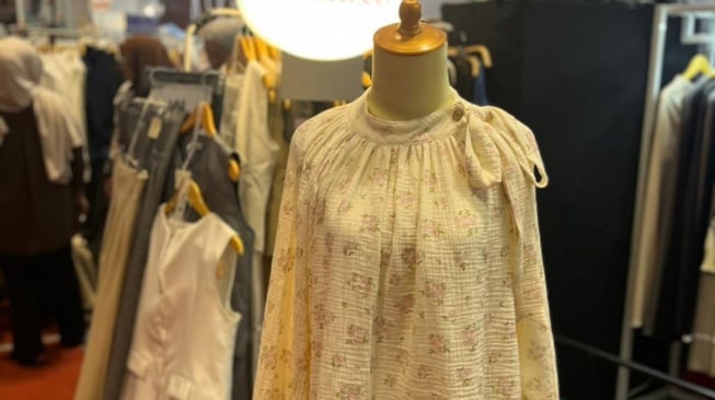 Satu Baju Seribu Gaya: Mengapa Gen Z Jakarta di April 2026 Mulai Terobsesi dengan 'Aura-Wear' yang Bisa Berubah Warna di Kamera
